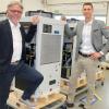 Geschäftsführer Artur Kraus (links) und sein Vertriebsleiter Wolfgang Berens vor einem ihrer Produkte: einem Kühlsystem.  
