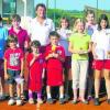 Die Teilnehmer der Kinder-Vereinsmeisterschaft beim TSV Roggden freuen sich mit Trainer Johann Kaim (hinten, dritter von links) über ihre Preise. Foto: pm