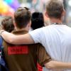 Die Homo-Ehe entzweit die Regierungskoalition: Die FDP-Forderungen nach einer Gleichstellung homosexueller werden lauter, die Union will das Ehegattensplitting für heterosexuelle Paare reservieren.