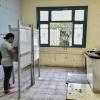 Eine Frau füllt in einem Wahllokal in Giseh ihren Stimmzettel aus. In Ägypten herrscht ein politisches Klima ohne wahre Opposition.