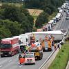 Bei einem Unfall auf der Autobahn 7 bei Guxhagen in Hessen sind drei Menschen ums Leben gekommen.