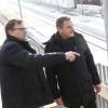 Auch in Senden sollen in Zukunft E-Züge fahren: Ralf Gummersbach, Geschäftsführer SWU-Verkehr (links), und Thomas Hausruckinger, Projektleiter der Deutschen Bahn, im Gespräch. 