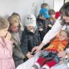 Tanja Schomanek von der Wasserwacht demonstriert den Kleinen vom Kindergarten St. Michael, wie Patienten in einem Rettungswagen transportiert werden.