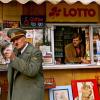 Er ist wieder da: „Der Führer“ (Oliver Masucci) taucht vor einem Kiosk (Kioskbesitzer: Lars Rudolph) im heutigen Berlin wieder auf.