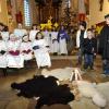 Die weihnachtliche Kinderkrippenfeier in der Pfarrkirche St. Martin Holzheim stand unter dem Motto „Leuchte kleiner Stern“. Die Kindermette wurde von Buben und Mädchen der Pfarrgemeinde Holzheim mit Liedern wie „Ihr Kinderlein kommet“, „O du fröhliche, o du selige“, „Stille Nacht, heilige Nacht“ gestaltet. Im Bild eine Szene aus dem Spiel mit Maria (Sarah Kuhn), Josef (Jesse Butsckau). 
