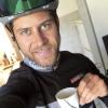 Abwarten und Kaffee trinken: Motorradrennfahrer Marcel Schrötter hält sich mit Radfahren mit. 	
