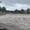 Der Pegel der Iller in Kempten ist in der Nacht zu Freitag gestiegen. Wegen des leichten Hochwassers ist der Fluss aufgewühlt.