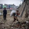Zwei Jungen suchen am Ufer des Kabul-Flusses nach Plastikflaschen, die sie für wenig Geld an ein Recyclingzentrum verkaufen können. Viele Kinder in Afghanistan müssen arbeiten, um zum Familieneinkommen beizutragen.  