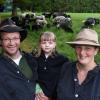 Maika Ditzig, Robert Drexel und ihre Tochter Elisa leben mit mehr als 100 Schafen auf ihrem Hof in Walkertshofen.