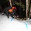 Ein Helfer zieht den Schlitten nach oben, mit dem ein junger Mann aus einer kleinen Gemeinde im nördlichen Teil des Wittelsbacher Landes auf einer Rodelbahn in Tirol verunglückt ist. 