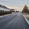 Die Arbeiten an der Staatsstraße 2214 sind im Endspurt. In Blossenau ist die neue Asphaltdecke fertig. 