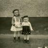 "Wir durften in Faschingskleidern im Ort auf den Kinderball in Behlingen und Ried", schreibt Christine Hanika aus Thannhausen. Das Foto von 1959 oder 1960 zeigt sie mit ihrer Schwester Claudia Bauer aus Krumbach.