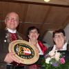 Großes Lob  bekamen Gauschützenmeister Anton Egger (rechts) und Schatzmeisterin Karoline Vogt (Zweite von rechts) vom Gau Türkheim für die Organisation des schwäbischen Schützentages. Bezirkspräsident Ernst Grail (links) und seine Stellvertreterin Martina Steck überreichten zur Erinnerung eine Schützentafel.