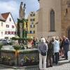 Alles rund um den Brauch des Osterbrunnenschmückens erfahren Besucher bei einer Führung mit den Oettinger Stadtführern.