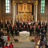 Beim gemeinsamen Schlusslied des Jedesheimer Mariensingens sangen alle Mitwirkenden und die gesamte Gemeinde mit: der Gesangverein Jedesheim (Mitte), der Jedesheimer Dreigesang (links vorne), der Spatzenchor (links unten), Pfarrer Franz Schmid (links) und die Notenhüpfer (rechts vorne).