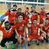 So freut sich ein Double-Gewinner: Nach dem Sieg auf dem Feld gewann Türkspor Neu-Ulm II auch den Hallen-Stadtpokal. 