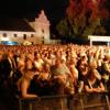 Über 2000 Zuschauer füllen den Hof von Schloss Scherneck, wenn La Brass Banda kommt.