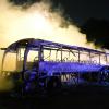 Rauch steigt bei nächtlichen Krawallen aus einem ausgebrannten Bus in Nanterre.