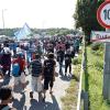 Hunderte Flüchtlinge machen sich in Ungarn auf, um zu Fuß nach Österreich und Deutschland zu gelangen. dpa