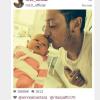 Auf seinem Instagram-Account zeigt Nationalspieler Mesut Özil ein Bild, auf dem er einem Baby einen liebevollen Kuss auf das Köpfchen gibt. Doch von wem ist das Kind?