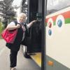 Sigrid Brönner aus Haunstetten ist 69 Jahre alt und hat Mühe, in den Bus zu gelangen.  