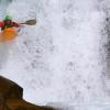 Ein wilder Fluss, ein Wasserfall und ein mutiger Fahrer: Nils Dippon auf dem Rogers Creek in British Columbia (Kanada).