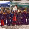Zur Eröffnung des Adventsmarktes sangen 27 Kinder im Kneippwichtelchor des Kindergartens mit den Erzieherinnen Anette Bader und Krisztina Vincze.
