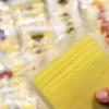 In einem Lebensmittelmarkt im Landkreis Dillingen fanden Kontrolleure drei Sorten von verdorbenem Käse. Die beiden Betreiber waren zuvor schon mehrfach aufgefallen.