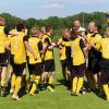 Nach ihrem 2:0-Erfolg am Sonntag über den FV Ay lagen sich die Beurer Spieler in den Armen und zeigten stolz einen überdimensionalen Meisterwimpel. Als Titelträger spielen sie in der kommenden Saison in der Bezirksliga. 