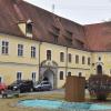 Das Strauß-Haus (weiße Fensterrahmen) und das Dach des anschließenden Rathauses in Kaisheim sollen saniert werden. 