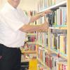 Hans Wutzlhofer leitet die Gemeindebücherei Untermeitingen von Anfang an. 