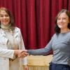 Schwiftings Bürgermeisterin Heike Schappele gratuliert ihrer neuen Stellvertreterin Melanie Kössel.