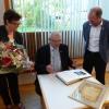 Stolz unterzeichnete Leonhard Kandler die Urkunde, die ihn als Altbürgermeister im goldenen Buch der Gemeinde verewigt. Mit Baars amtierendem Bürgermeister Roman Pekis (rechts) und Ehefrau Adelheid Kandler (links) schwelgte er in Erinnerungen.