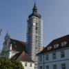 Der Kirchturm des Dießener Marienmünsters ist derzeit eingerüstet.