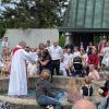 Am Lechfelder Jona-Brunnen fand jüngst auch eine Taufe mit Pfarrer Leander Sünkel statt.