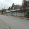 Grau in grau: Kein Schmuckstück ist die Mauer in der Prämonstratenserstraße zwischen Ursberg und Bayersried. 