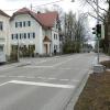 Vor eineinhalb Jahren wurde der Beschluss gefasst, an der Bahnhofstraße eine fest installierte Ampel aufzustellen. Doch seither wartet man auf eine benötigte Stromleitung.