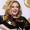 Adele hält bei der Verleihung der Grammy Awards ihre Preise im Arm. Die britische Sängerin ist schwanger.