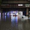 Die Feuerwehr kann nur noch per Schlauchboot zu den Autos in einer überschwemmten Unterführung gelangen.