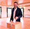Amtsinhaber Jürgen Mögele bei der Abgabe seiner Stimme zur Bürgermeisterwahl in Gessertshausen. Der Zustrom in den Wahllokalen der Gemeinde war am Vormittag noch zurückhaltend.