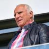 Red-Bull-Gründer Dietrich Mateschitz steht im Stadion auf der Tribüne.