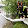 Weil Öl in den Lech gelaufen war, mussten etliche Feuerwehren ausrücken. Bild: Thorsten Jordan