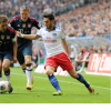 Vom Gegenspieler zum Vereinskameraden? Hakan Calhanoglu im Duell mit Philipp Lahm und Bastian Schweinsteiger. Die Bayern sind offenbar am HSV-Juwel interessiert.