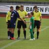 Gleiche Jugendklasse – ungleiche Voraussetzungen: Unser Bild zeigt die Kapitäne der U15-Westbayernauswahl und der U14 des FC Augsburg beim Freundschaftsspiel 2019 in Mindelheim. Beide Teams gelten als C-Junioren. Bei welcher Mannschaft die (körperlichen) Vorteile liegen, ist jedoch klar erkennbar. 	