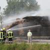 Großeinsatz in Hausen: Wegen eines technischen Defekts fing das Stroh auf diesem Lastwagen am Donnerstagabend Feuer. Trotz der Löschversuche von rund 100 Feuerwehrkameraden flammten die Strohballen immer wieder auf. Die Bundestraße 16 durch Hausen war bis zum späten Abend gesperrt.