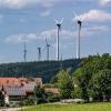 Windräder auf den deutschen Höhen - in vielen Dörfern und kleinen Städten wehrt sich ein Teil der Bürger dagegen.  
