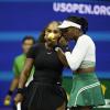 Serena (links) und Venus Williams besprechen sich während des Spiels.