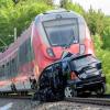 An einem Bahnübergang an der Bahnstrecke von Tutzing nach Kochel kam es zu einem Unfall zwischen Zug und PKW.