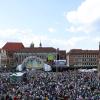 Blick auf die Bühne beim Eröffnungsgottesdienst des 38. Evangelischen Kirchentags am Hauptmarkt.