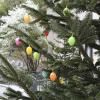 Ein Symbol dafür, wie viele das Osterfest mittlerweile empfinden: als zweites Weihnachten. Dieser „Osterweihnachtsbaum“ steht am Vorderen Lech in der Augsburger Altstadt.  	